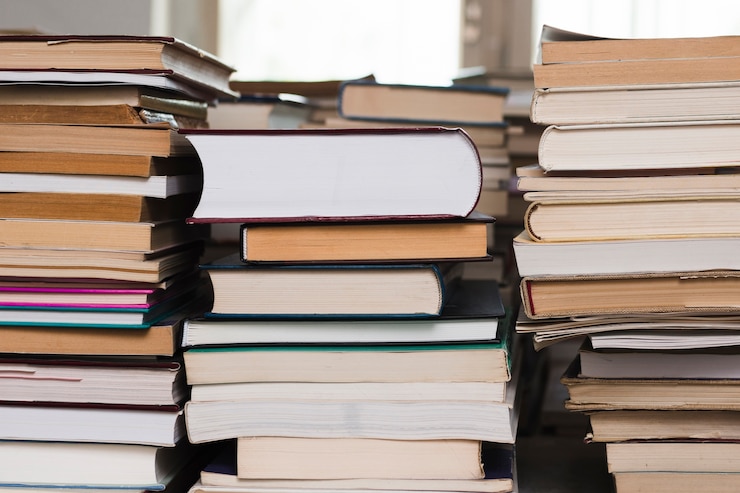 Foto gratuito mucchio di libri in libreria
