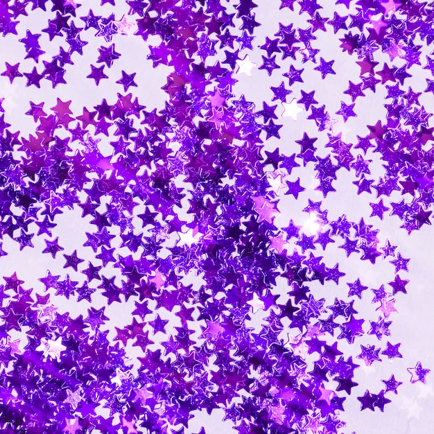 Mucchio di paillettes viola vista dall&#39;alto