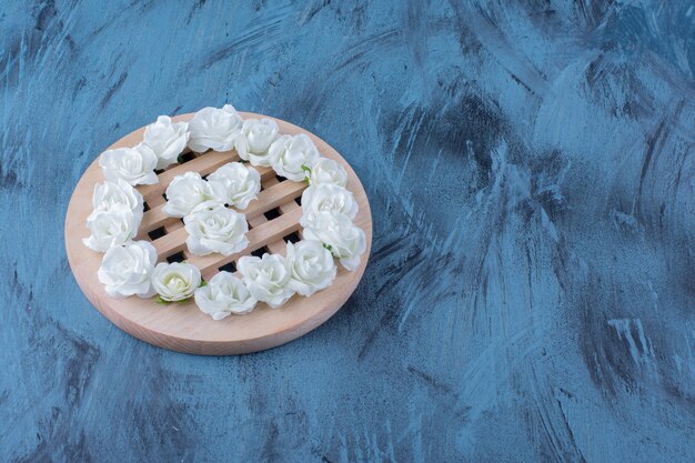 Mucchio di piccoli fiori bianchi disposti sull'azzurro.