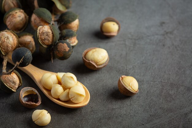 Mucchio di semi crudi di macadamia