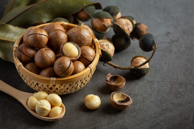 Mucchio di semi crudi di macadamia