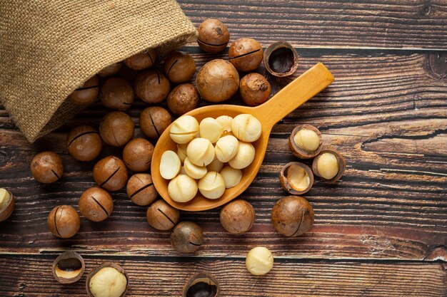 Mucchio di semi crudi di macadamia