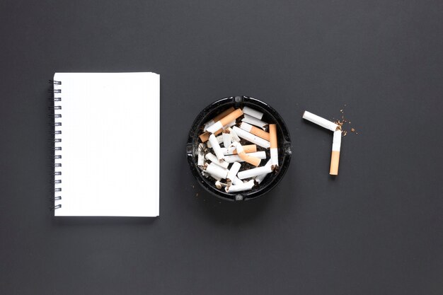 Mucchio di sigarette con vista dall&#39;alto con notebook