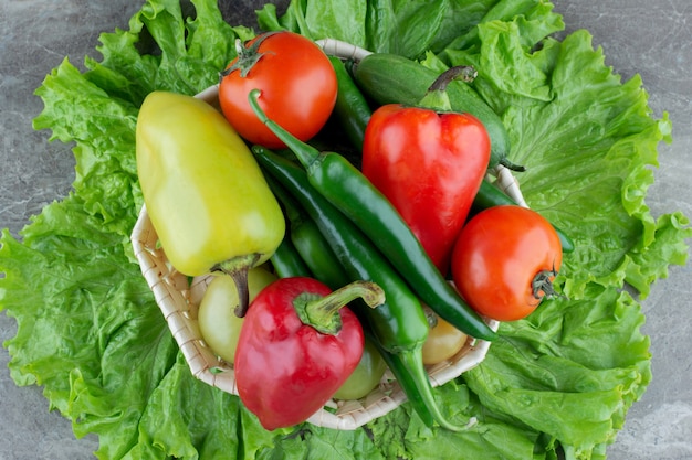 Mucchio di verdure biologiche. Pomodoro pepe e lattuga.