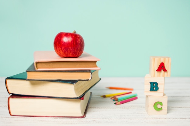 Mucchio di vista frontale di libri e alfabeto in legno