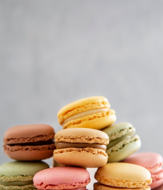 Mucchio di vista frontale di macarons dolci