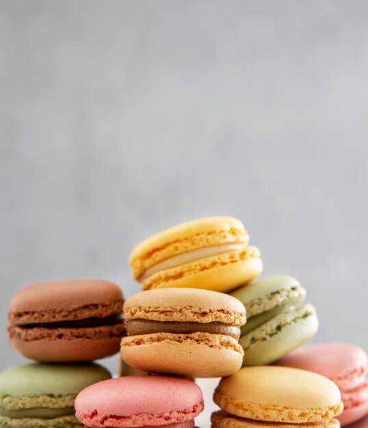 Mucchio di vista frontale di macarons dolci