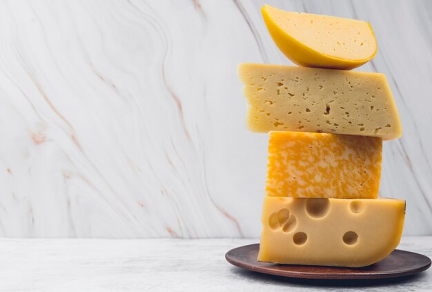 Mucchio saporito del primo piano di formaggio su un piatto