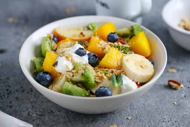 Muesli con frutta servito in ciotola