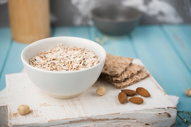 Muesli del primo piano in una ciotola con le noci