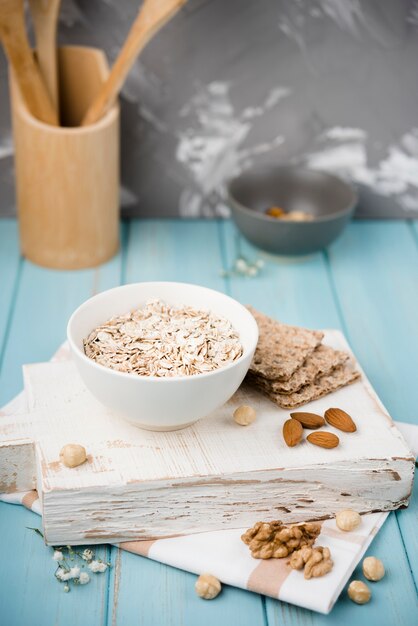 Muesli del primo piano in una ciotola con le noci