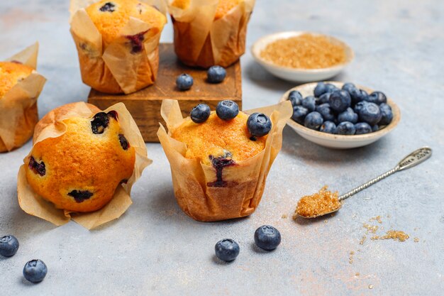 Muffin ai mirtilli deliziosi fatti in casa freschi.