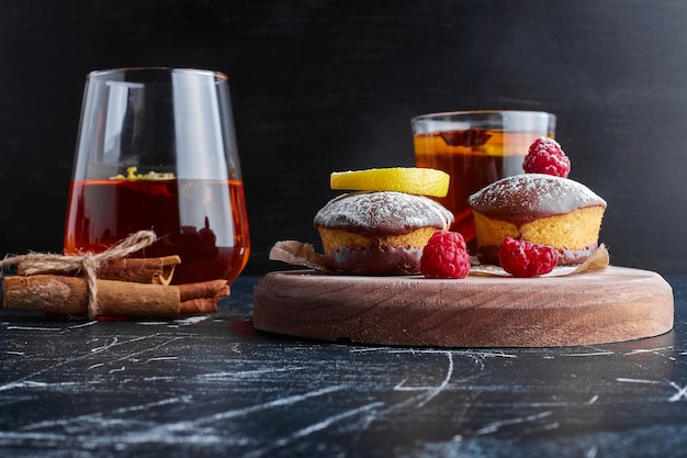 Muffin al cioccolato con un bicchiere di bevanda.