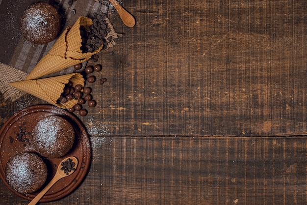 Muffin al cioccolato e ingredienti in coni