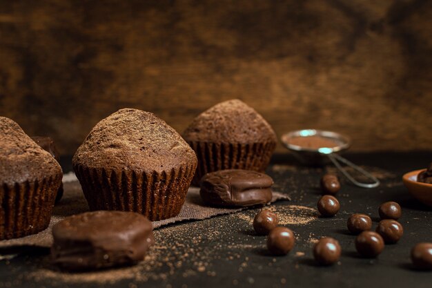 Muffin al cioccolato e scaglie di cacao