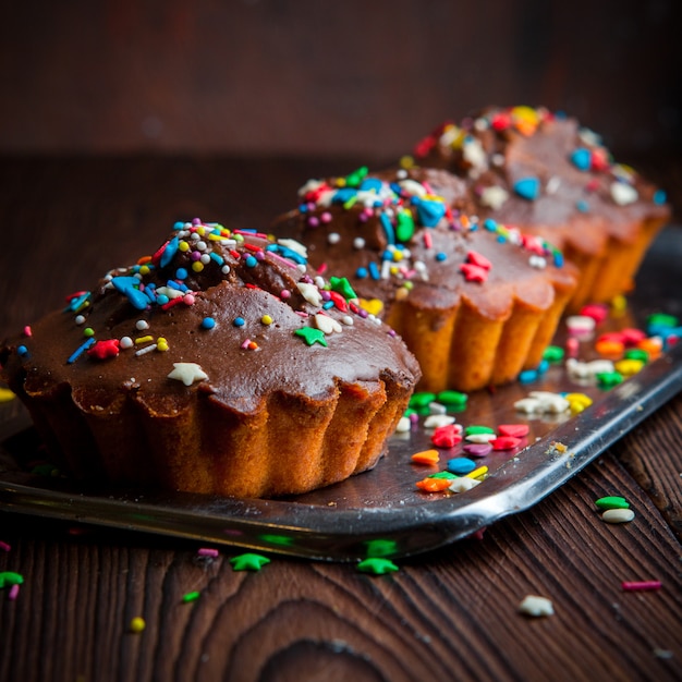 Muffin al cioccolato fatti in casa del primo piano sulla tavola di legno