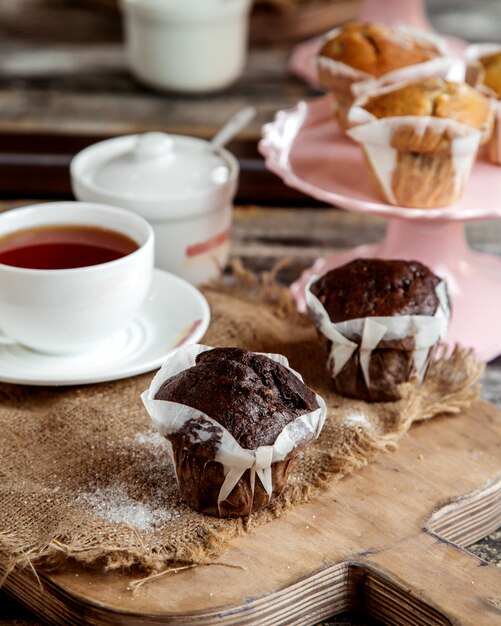 Muffin al cioccolato servito con una tazza di tè nero