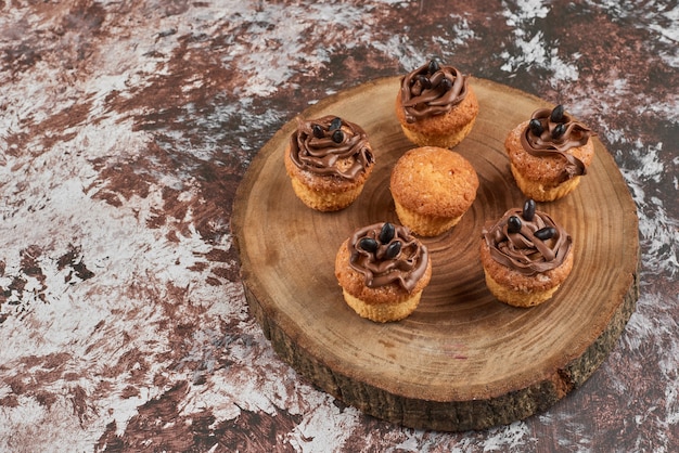 Muffin al cioccolato su una tavola di legno.