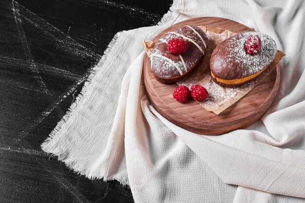 Muffin al cioccolato sul piatto di legno.
