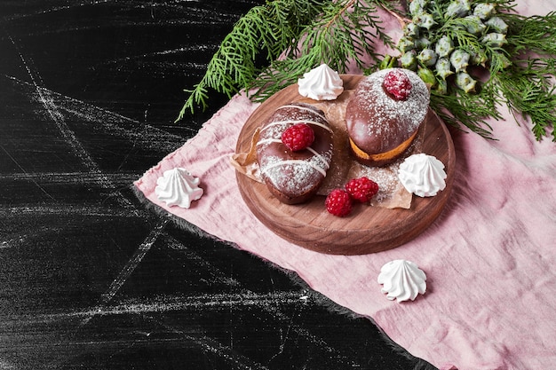 Muffin al cioccolato sul piatto di legno.