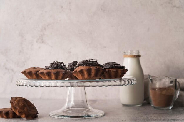 Muffin al cioccolato vista frontale con latte