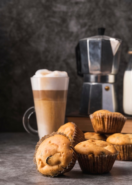 Muffin deliziosi del primo piano con caffè