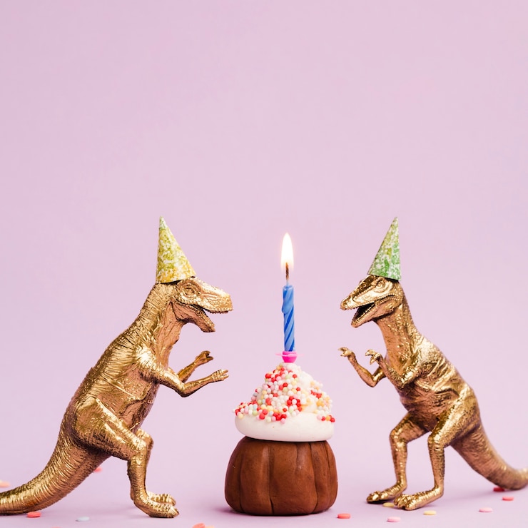 Foto gratuito muffin e dinosauri di plastica