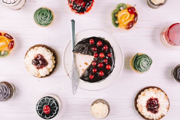 Muffin e torte su bianco