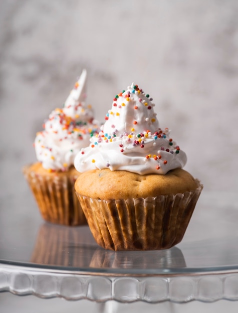 Muffin fatti in casa deliziosi del primo piano con guarnizione