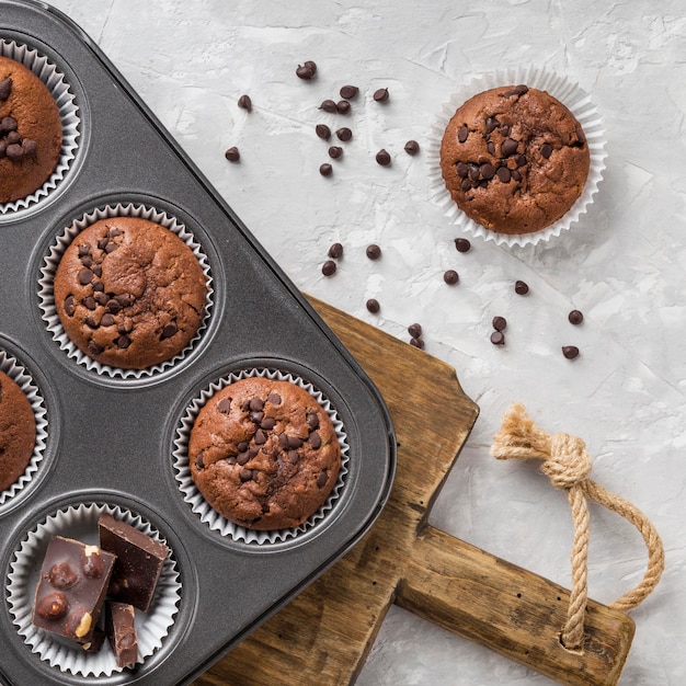 Muffin gustosi piatti laici con cioccolato