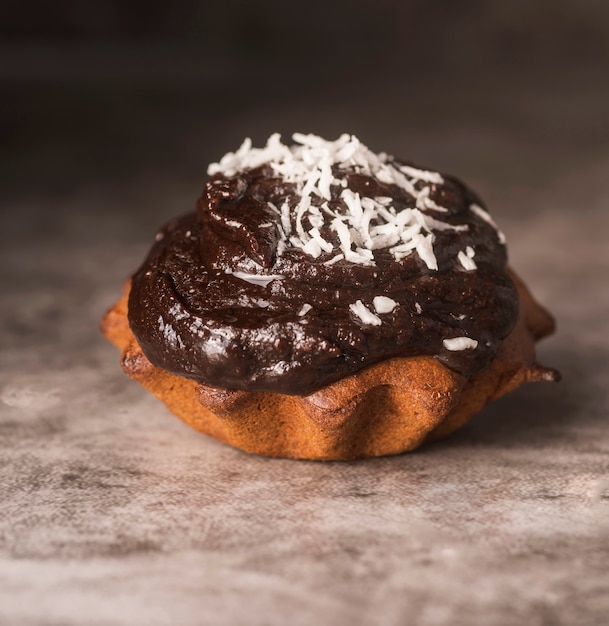 Muffin saporito del primo piano con cioccolato