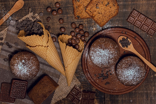 Muffin vista dall&#39;alto con gocce di cioccolato