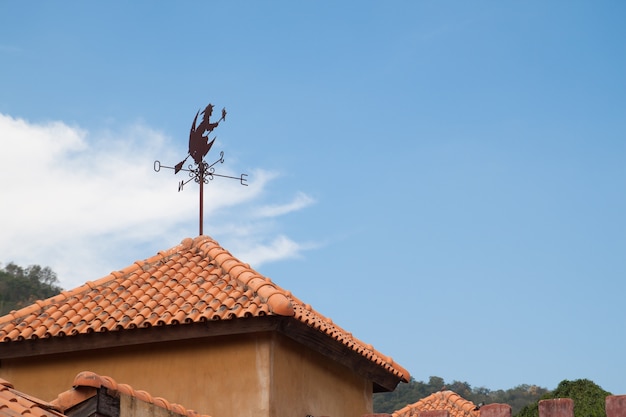 Mulino a vento e strega sul tetto con cielo blu