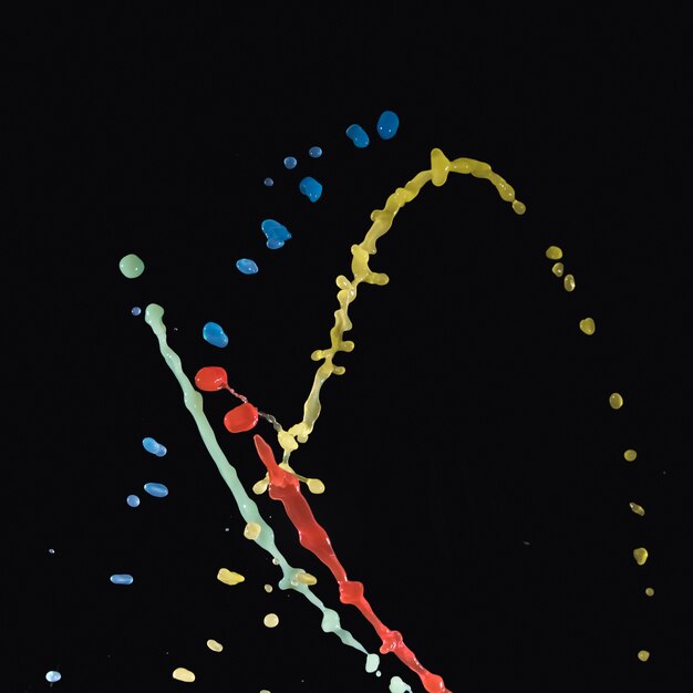 Multi gocce d&#39;acqua colorate su sfondo scuro