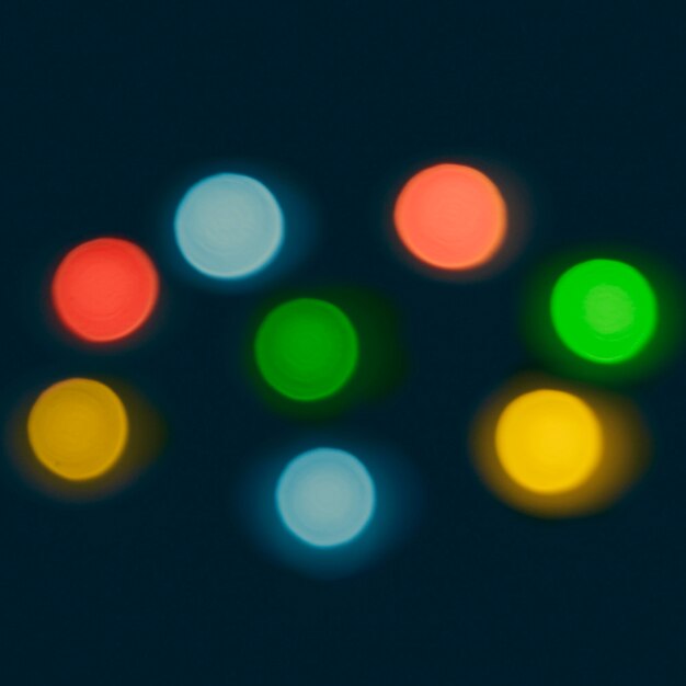 Multi luci colorate del bokeh su fondo scuro