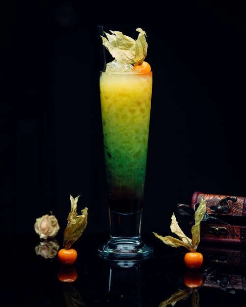 multivitaminico cocktail fresco sul tavolo