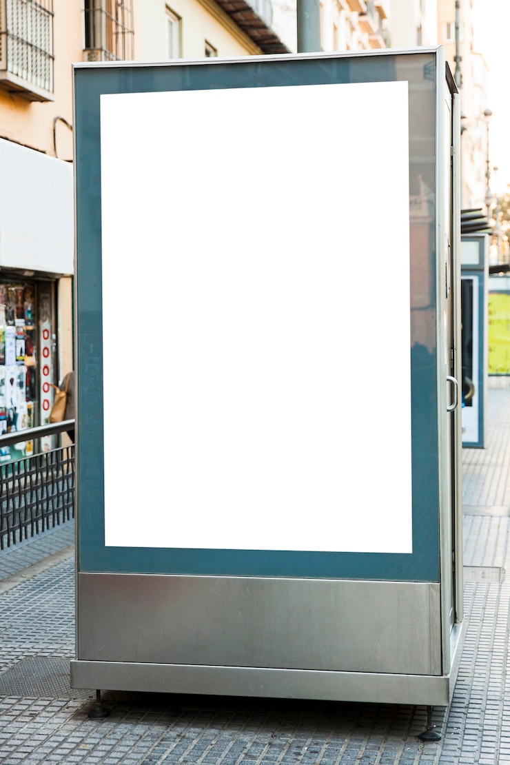 Foto gratuito mupi in ambiente urbano