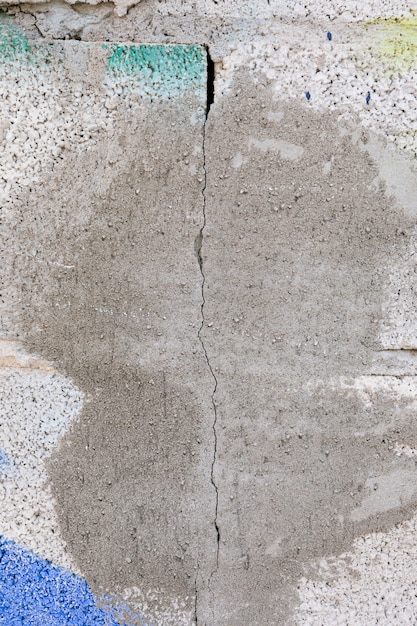 Muro di cemento con vernice e crepa