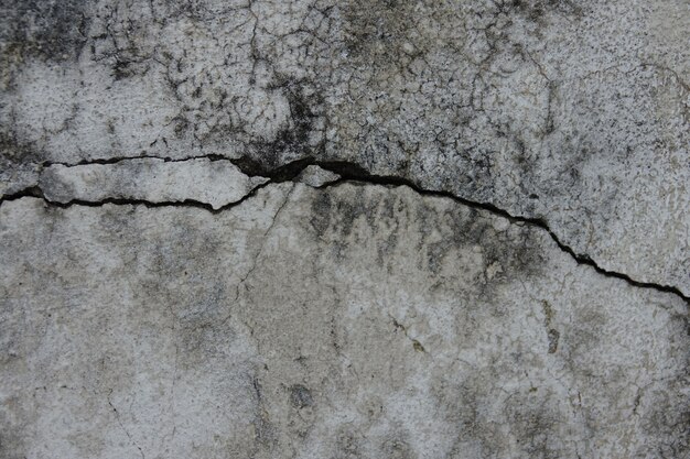 muro di cemento incrinato