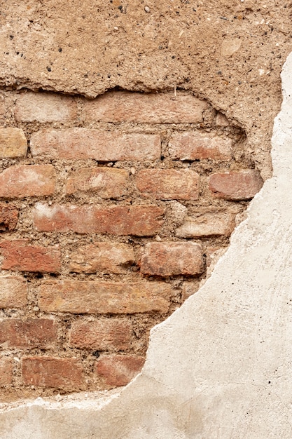 Muro di mattoni a vista con cemento e pietre