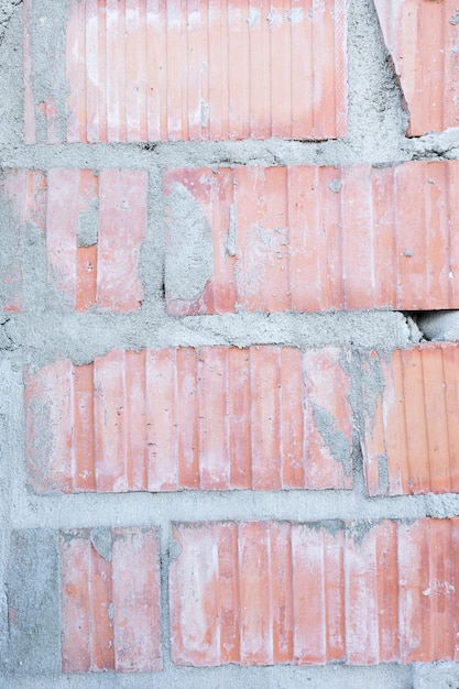 Muro di mattoni a vista con cemento