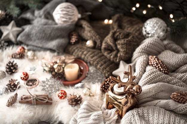 Muro di Natale. maglione lavorato a maglia e decorazioni natalizie, vista dall'alto. Natura morta