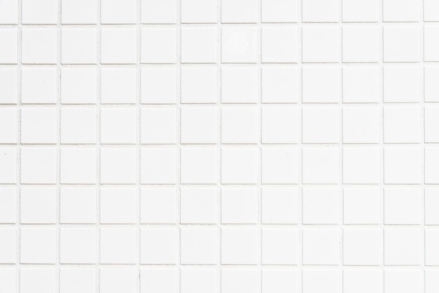 Muro di piastrelle bianche