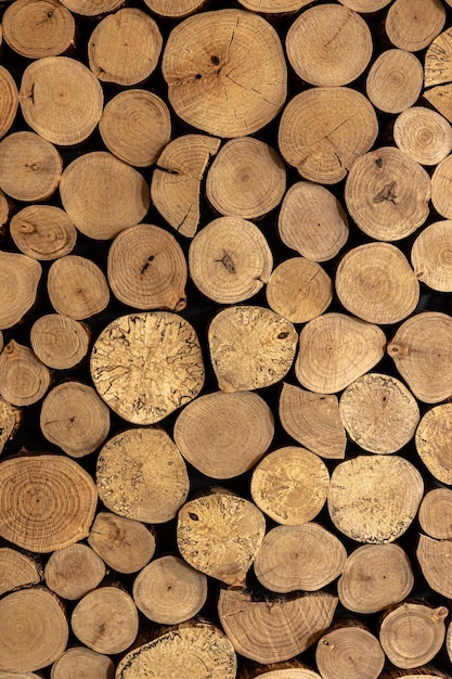 Muro di tronchi di legno impilati come sfondo