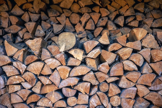 Muro di tronchi di legno impilati come sfondo