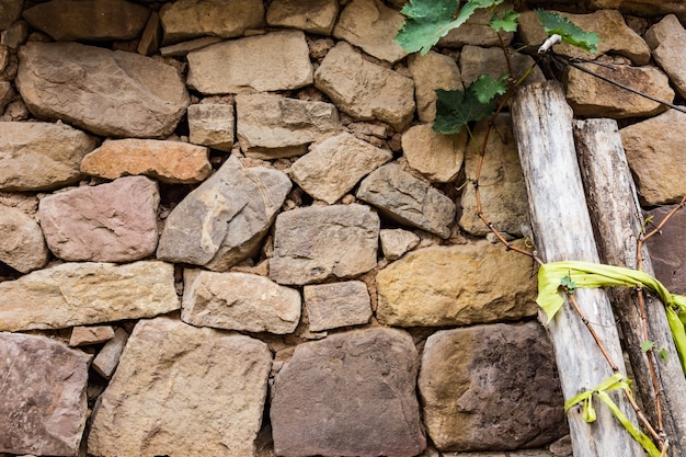 muro fatto di pietre naturali