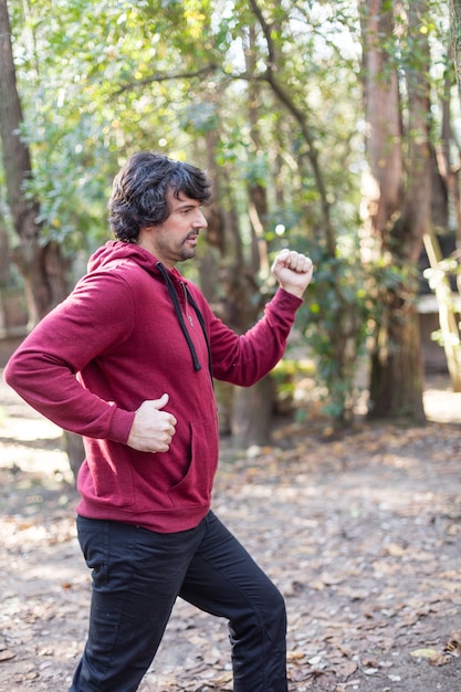 muscoli Man stretching prima dell&#39;attività sportiva