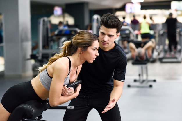 muscolo raggiungimento palestra uomo attivo