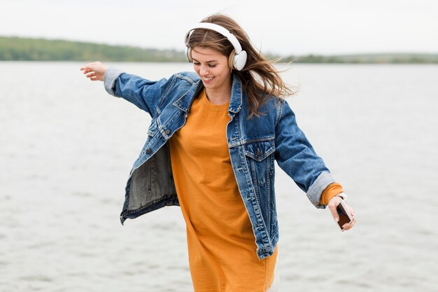 Musica d'ascolto della donna alla spiaggia