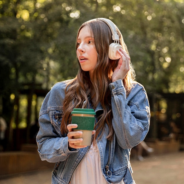 Musica d'ascolto della ragazza di vista frontale